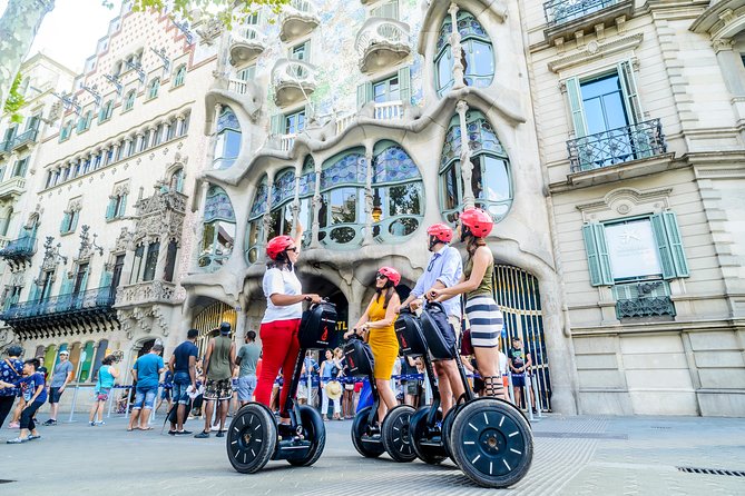 2,5h Barcelona Gaudí Segway Tour - Ciutadella Park and Gaudí’s waterfall