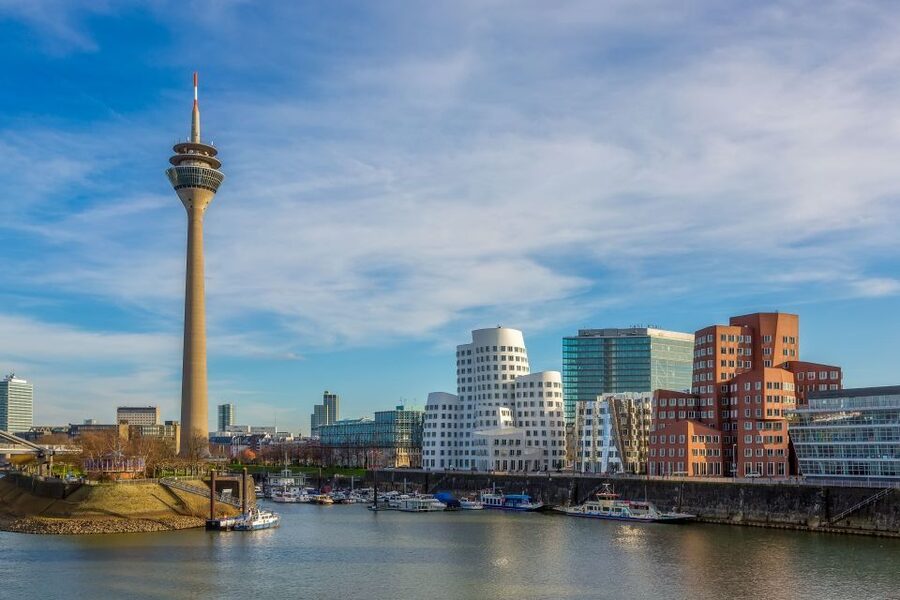 Düsseldorf: Classic City Segway Tour - Medienhafen and the state parliament