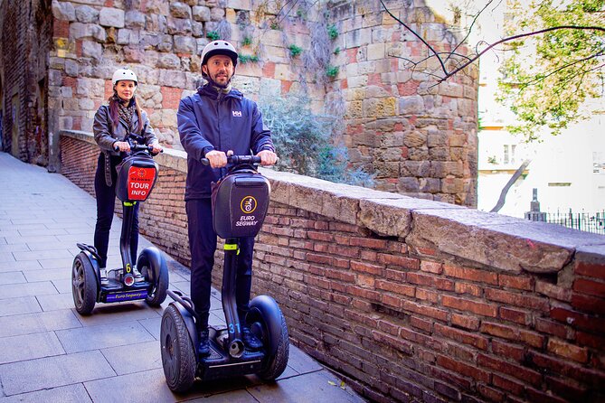 Gran Gaudi - 3H Segway tour - Arc de Triomf and the entrance to the old town