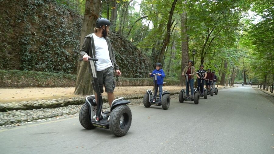 Granada: 1-Hour Panoramic Segway Tour - Paseo de los Tristes and the climb into Albaicin