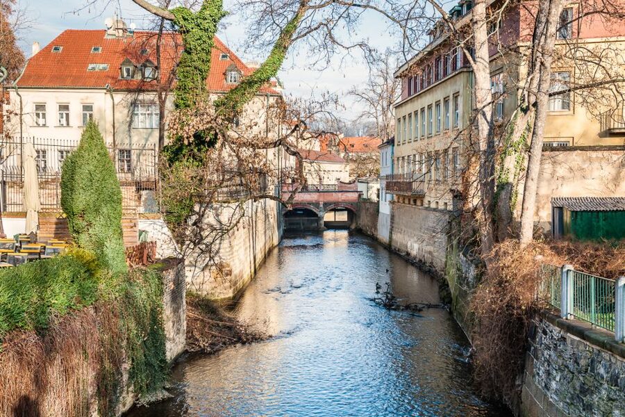 Prague: 4-Hour Segway and Scooter Tour with Lunch and Drinks - What the guides add to the experience